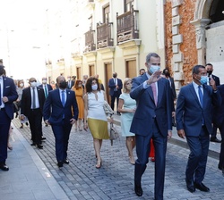 Don Felipe saluda a los ciudadanos congregados en las calles mientras se dirige a la Casa de la Alcaldía